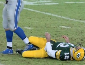 suh steps on rodgers